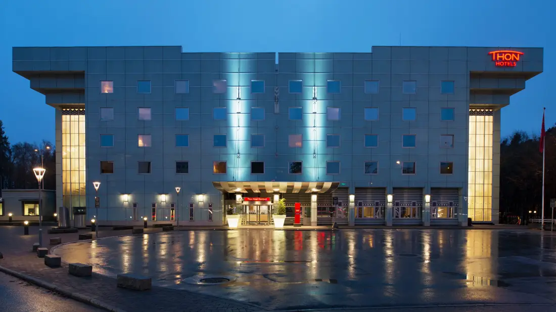 Fasade på kveldstid på Thon Hotel Oslofjord