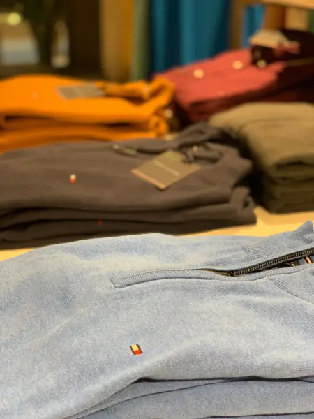 gensere dandert på et bord