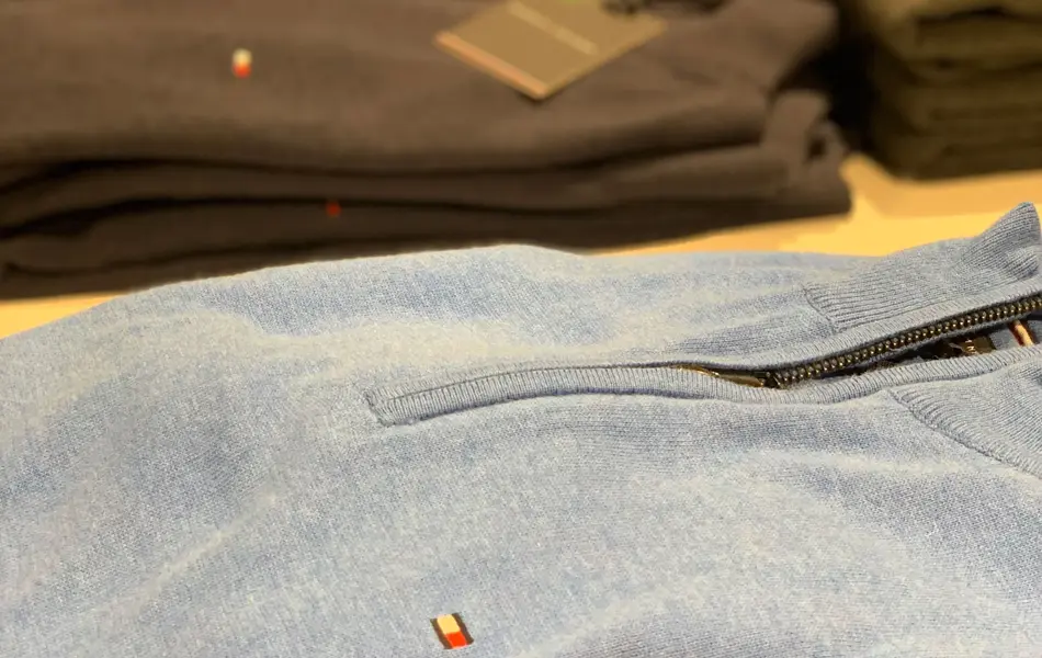 gensere dandert på et bord