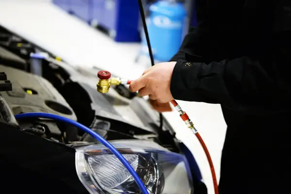 mekaniker skruvar i motorn.jpg