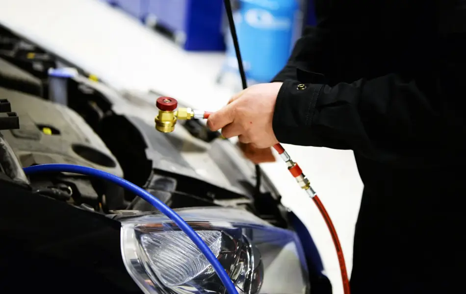 mekaniker skruvar i motorn.jpg