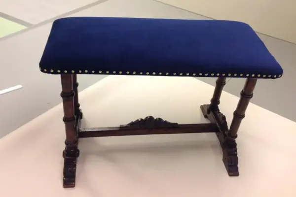 Krakk som er trukket om med blått stoff