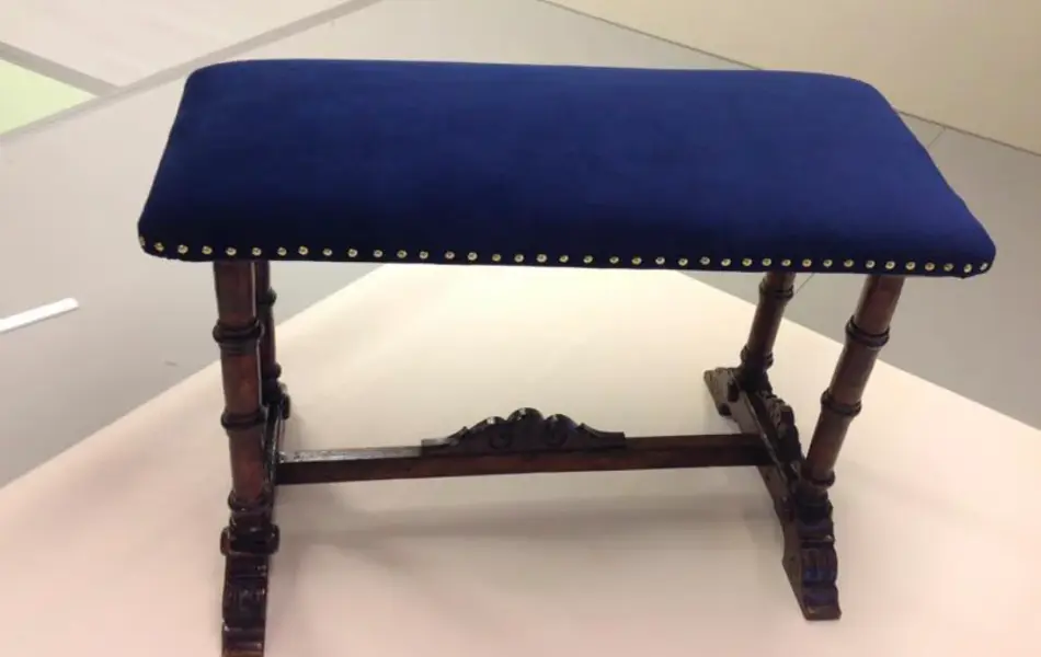 Krakk som er trukket om med blått stoff