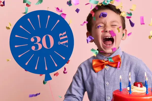 Bursdagsgutt med kake og konfetti