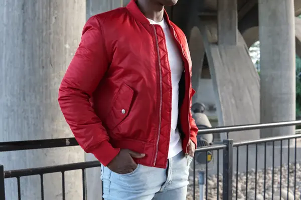 Man med rød jakke