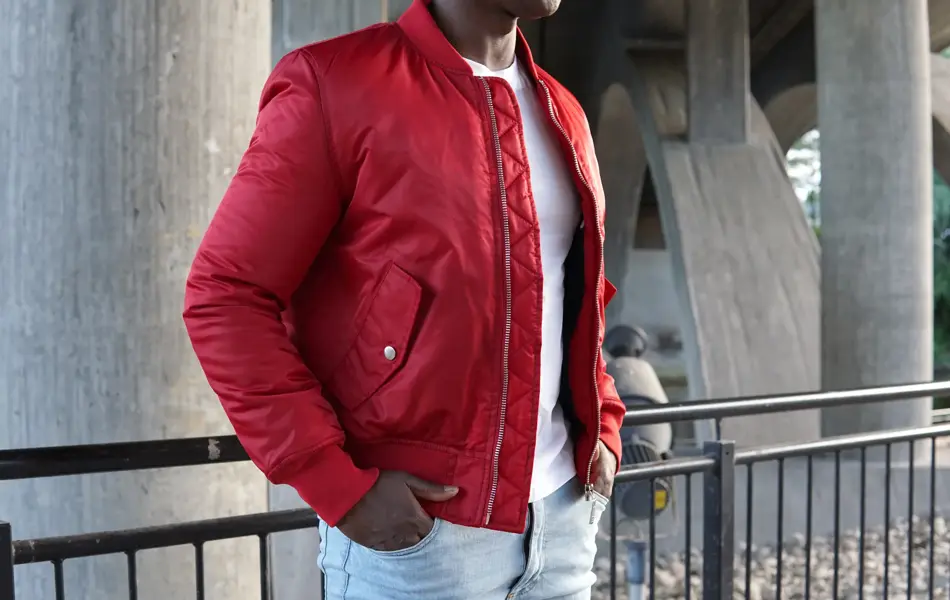 Man med rød jakke