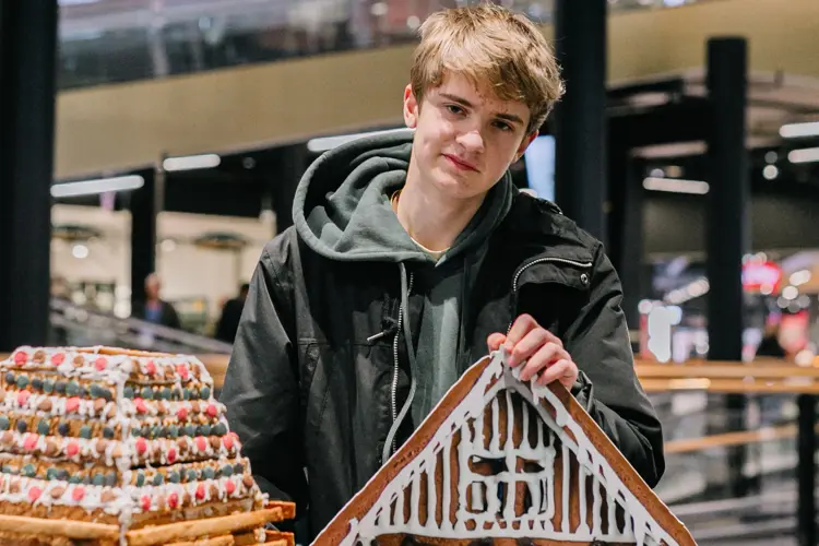 Martin har laget årets bidrag til Ski Pepperkakelandsby!