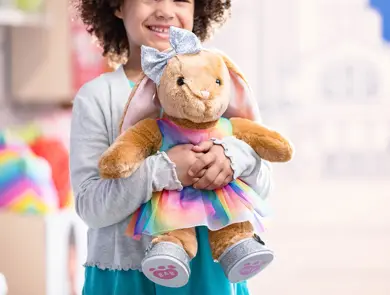 Barn som holder en kaninbamse