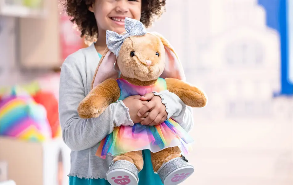 Barn som holder en kaninbamse