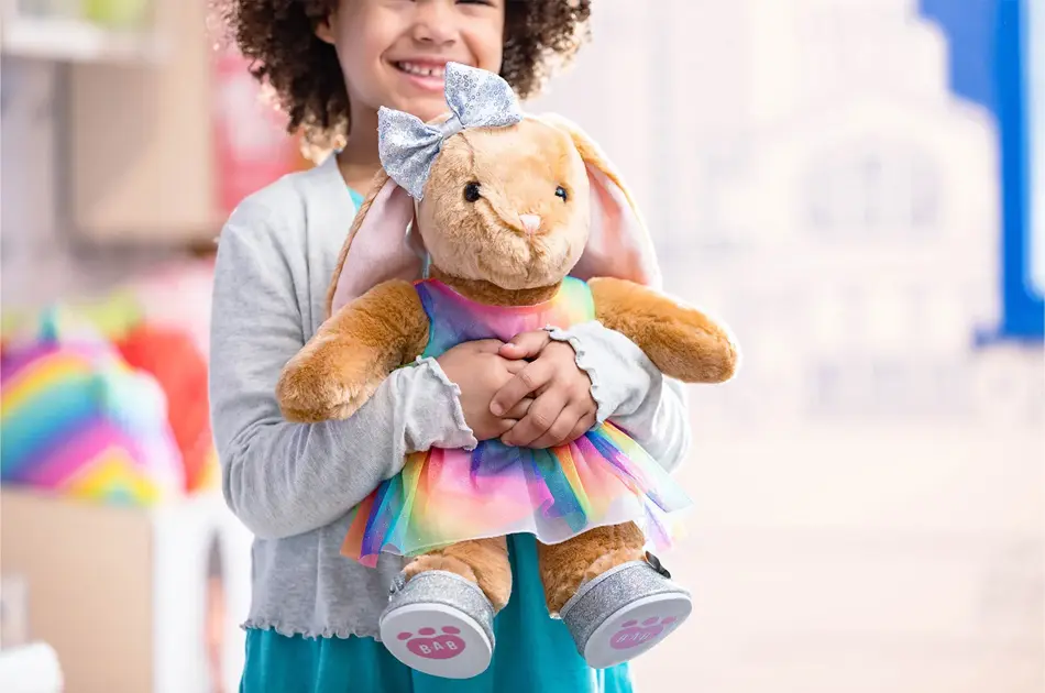 Barn som holder en kaninbamse