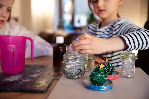 Små barn lager snøkule 