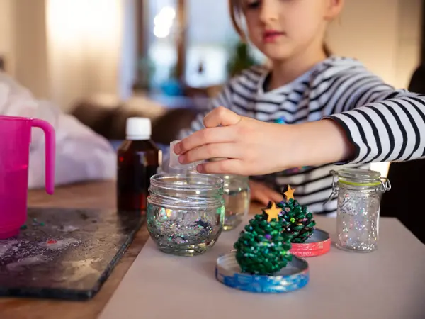 Små barn lager snøkule 
