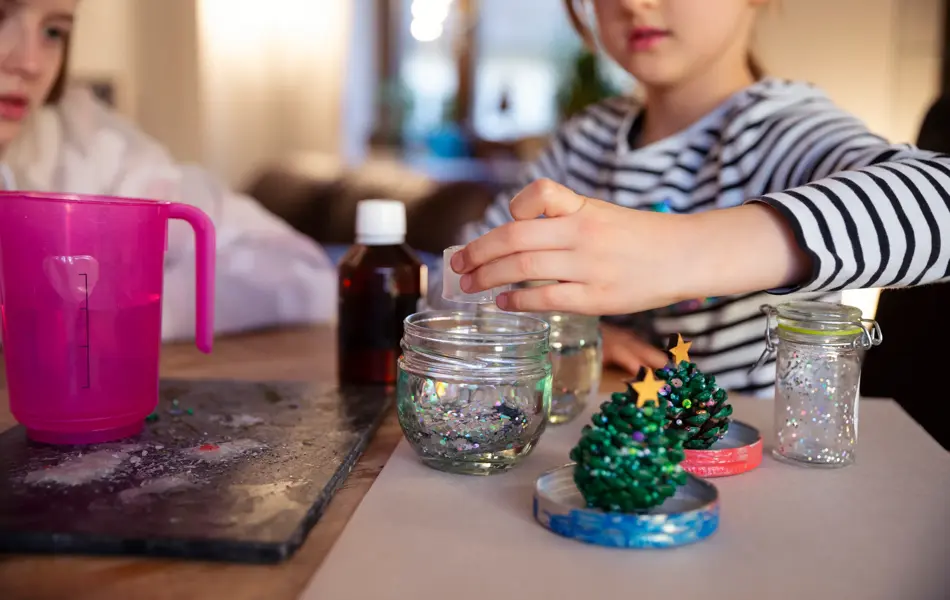 Små barn lager snøkule 