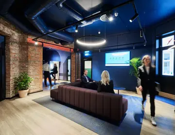 Trivelig fellesområde med sofa og mennesker