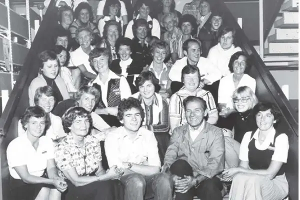 ansatte sitter i trapp