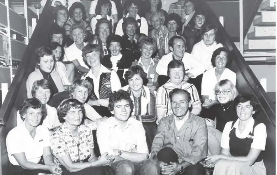 ansatte sitter i trapp