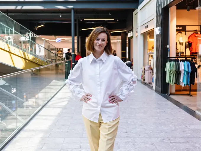 senterleder Gro står inne på senteret