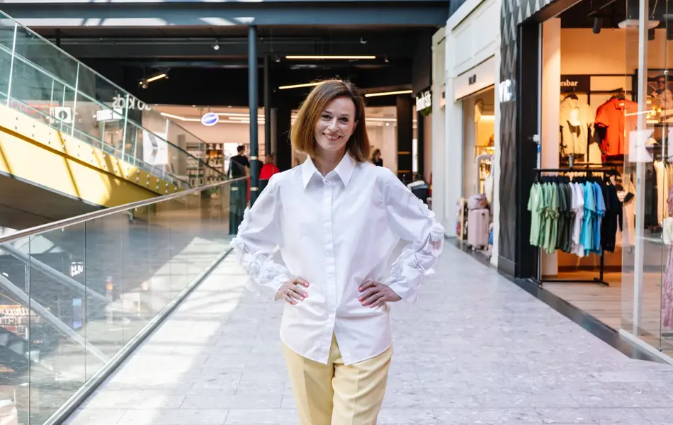 senterleder Gro står inne på senteret