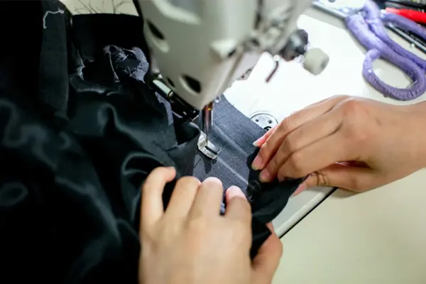 Noen som syr med symaskin