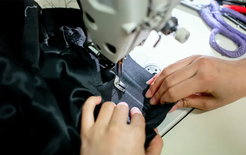 Noen som syr med symaskin