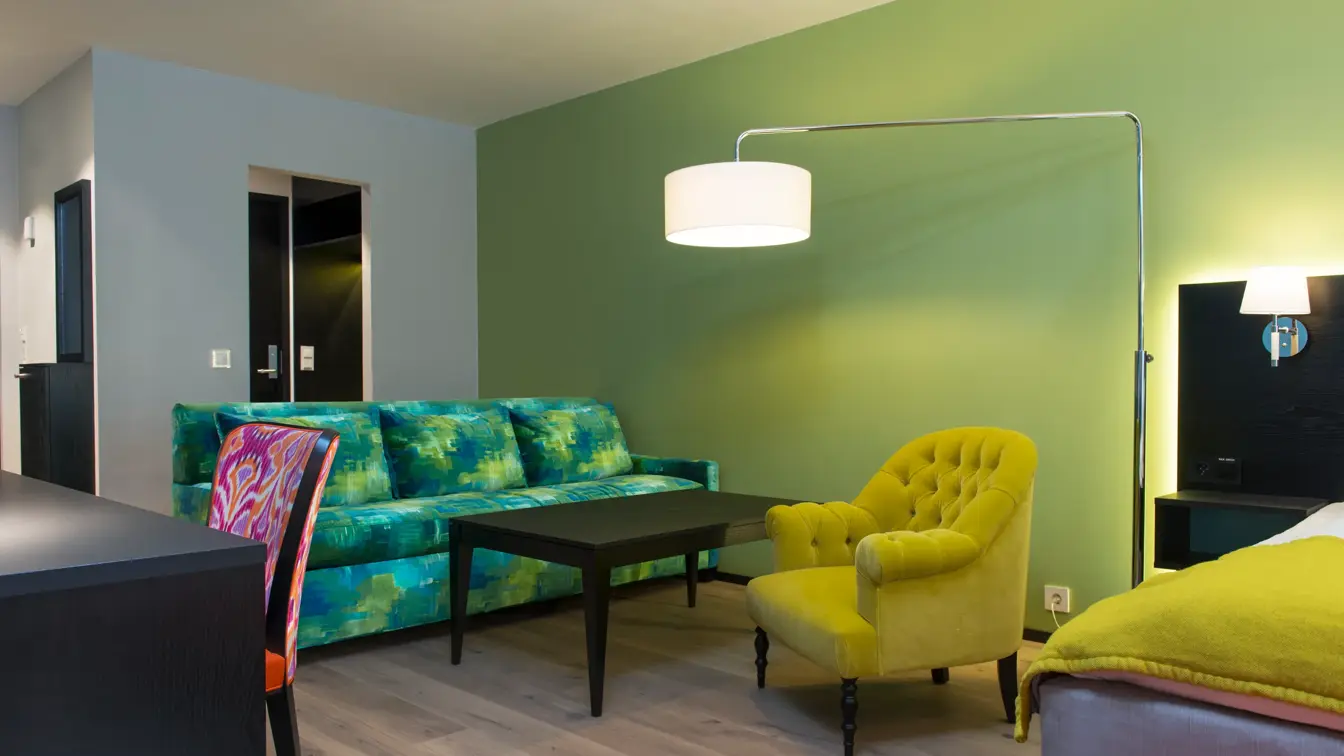 Skrivebord og sofagruppe i businessrom på Thon Hotel Vika Atrium i Oslo