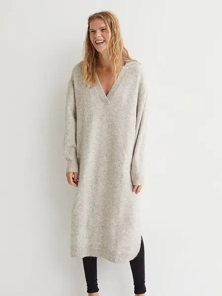 Jente med lyst langt hår og beige strikket kjole