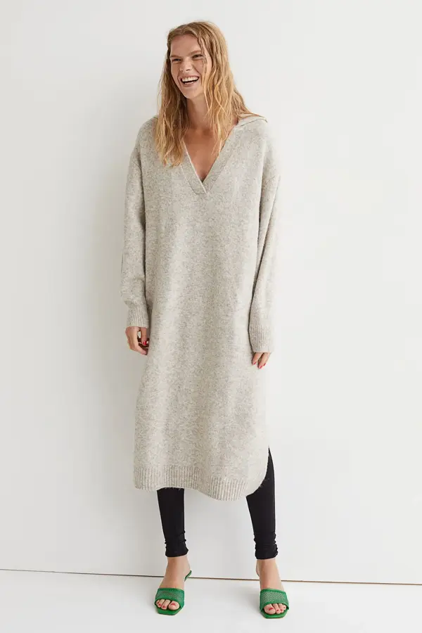 Jente med lyst langt hår og beige strikket kjole