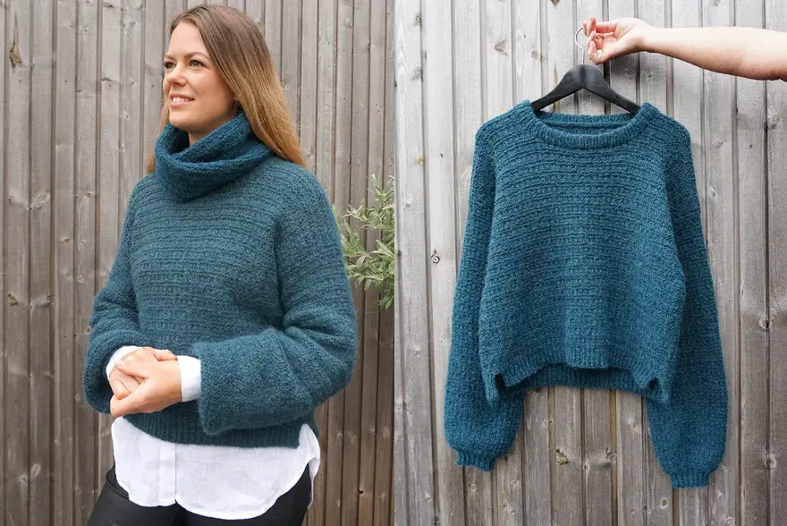 Dame i blå strikket genser