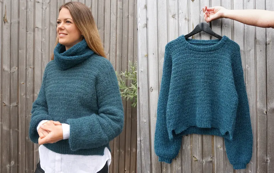 Dame i blå strikket genser