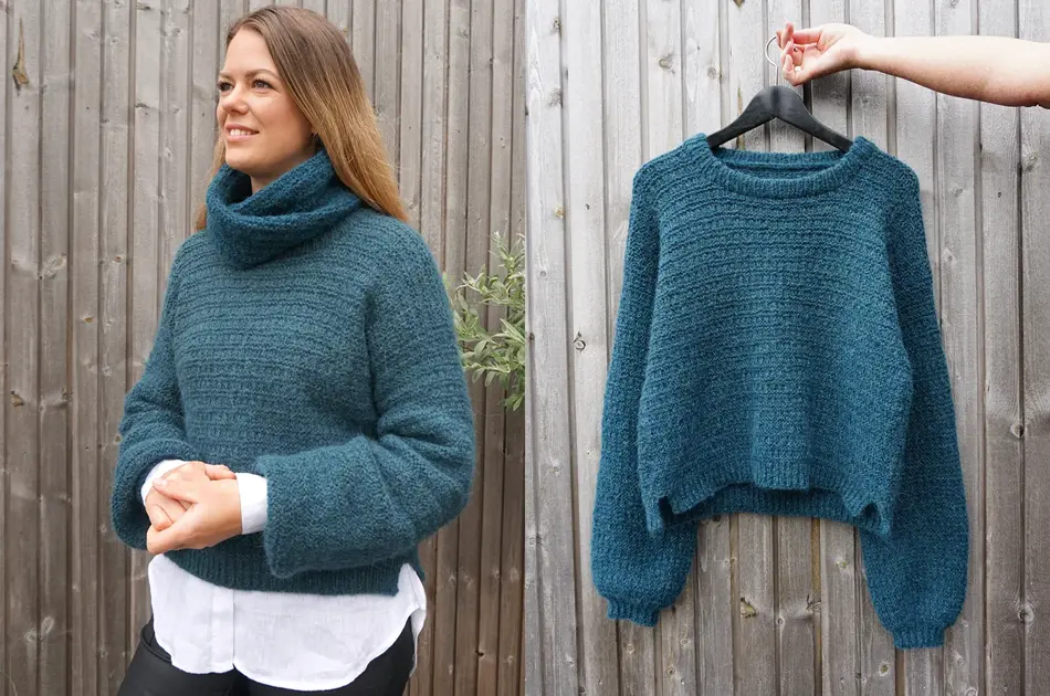 Dame i blå strikket genser