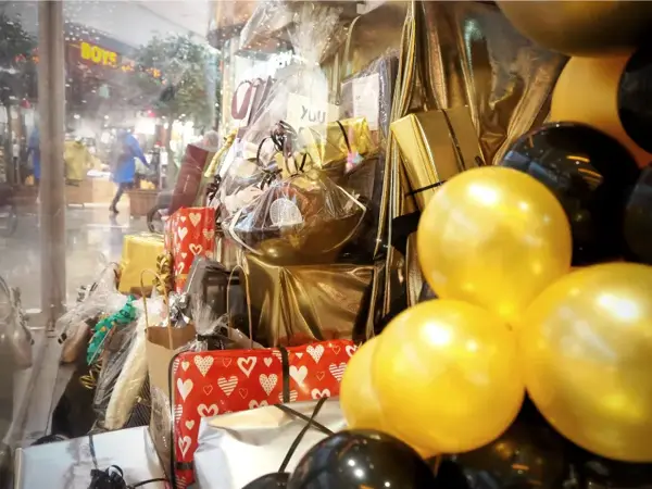 Gavedryss ballonger gaver fra butikkene, utstilling på senteret