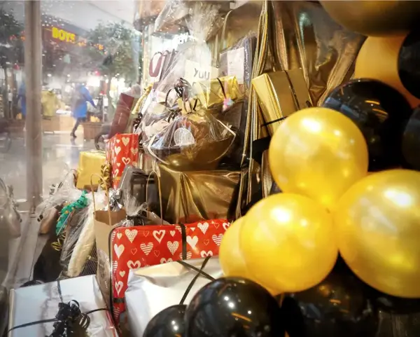 Gavedryss ballonger gaver fra butikkene, utstilling på senteret