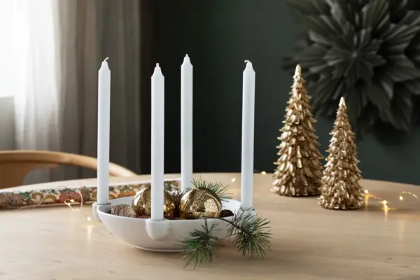 Bord med adventskarns med julekuler og juletrepynt