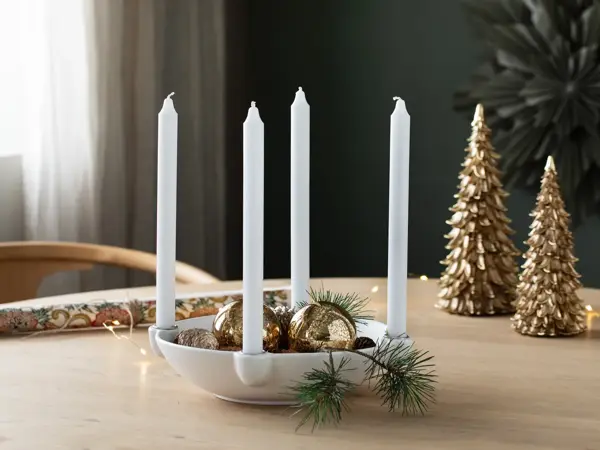 Bord med adventskarns med julekuler og juletrepynt