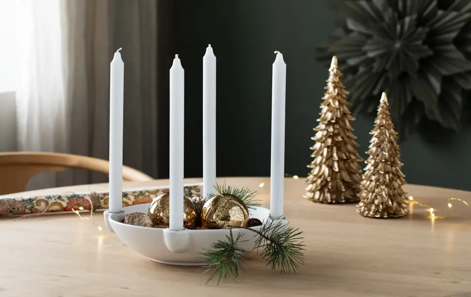 Bord med adventskarns med julekuler og juletrepynt