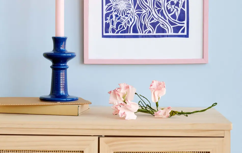 Blå vegg, lysestake og bilde på veggen