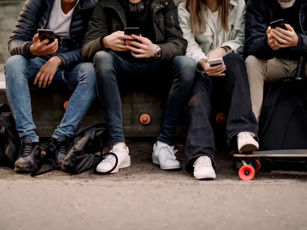 ungdommer med jeans og jakke