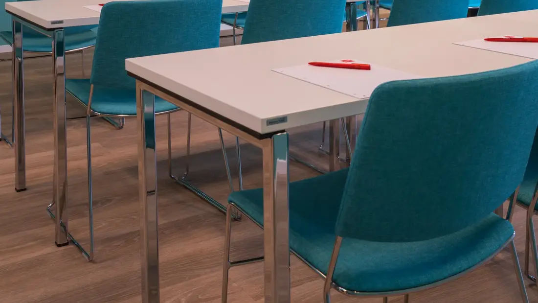 Klasseromsoppsett med TV på veggen i møterom på Thon Hotel Gardermoen