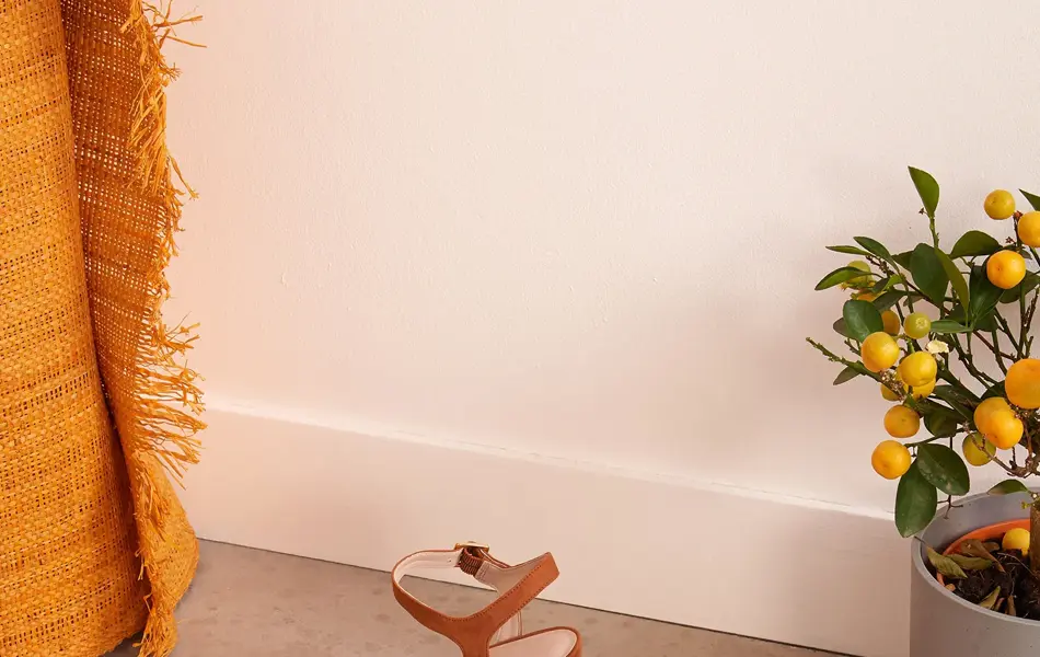 Stilleben av brune, semskede sandaler med åpen tå og trehæl 