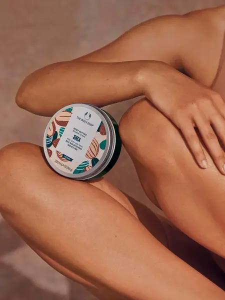 Dame sitter med en boks med hudkrem