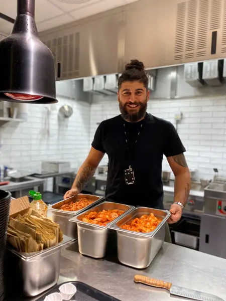 mann med råvarer til matlaging