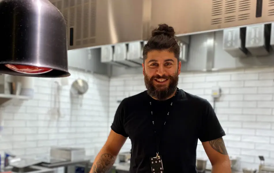 mann med råvarer til matlaging