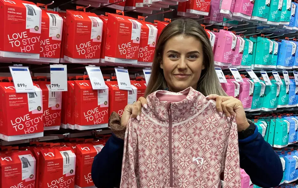 ansatt hos intersport viser frem superundertøy av kari traa