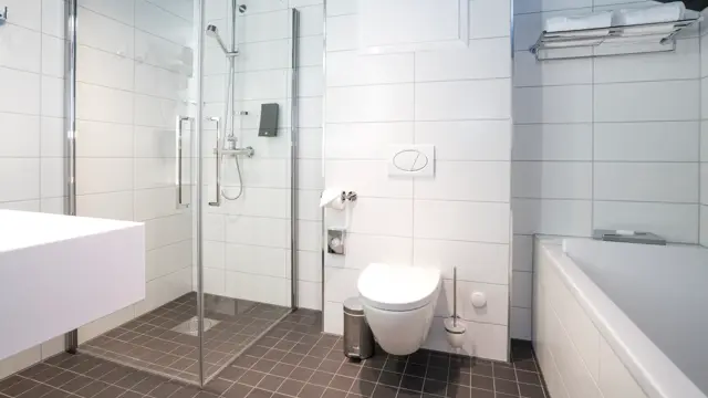 Toalett, dusj, vask og badekar på suite på Thon Hotel Spectrum i Oslo sentrum