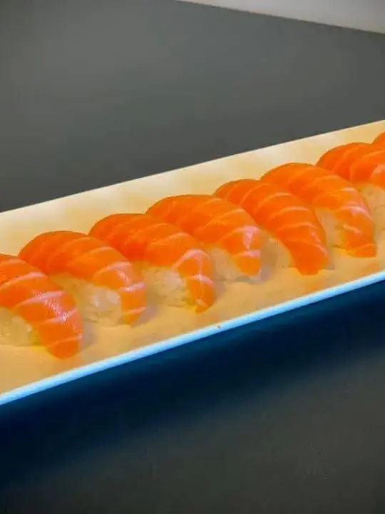 Hvit ris med oransje lakseskiver over