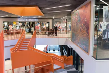 Fellesarealer med trapper og veggmaleri på Amfi Kanebogen