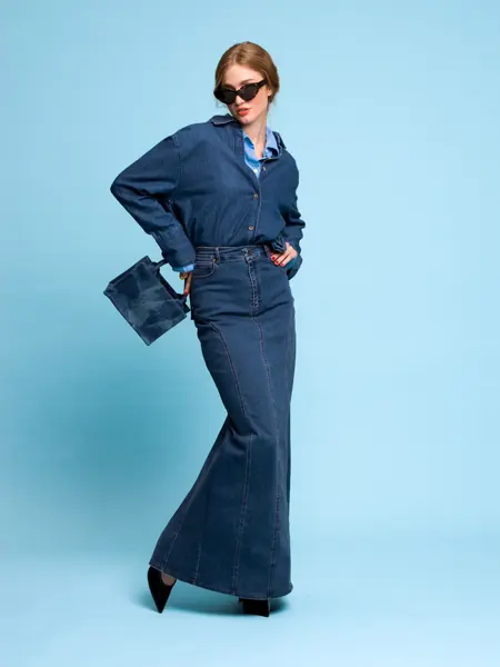 Dame som viser vårmote