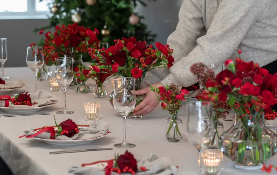 bord dekket med blomster fra Mester Grønn
