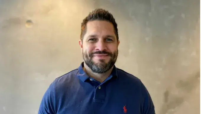 mann foran en beige vegg