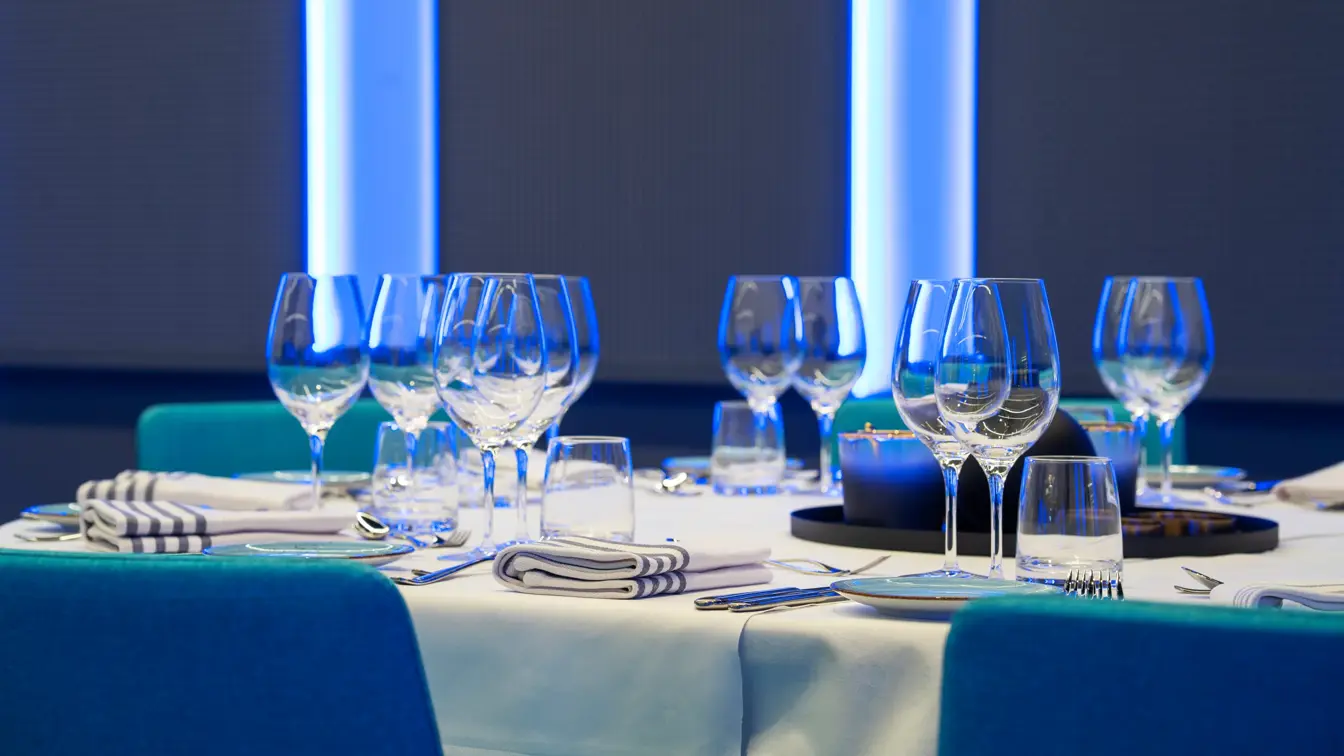 Bord i konferansesal dekket opp til bankett middag på Thon Hotel Storo